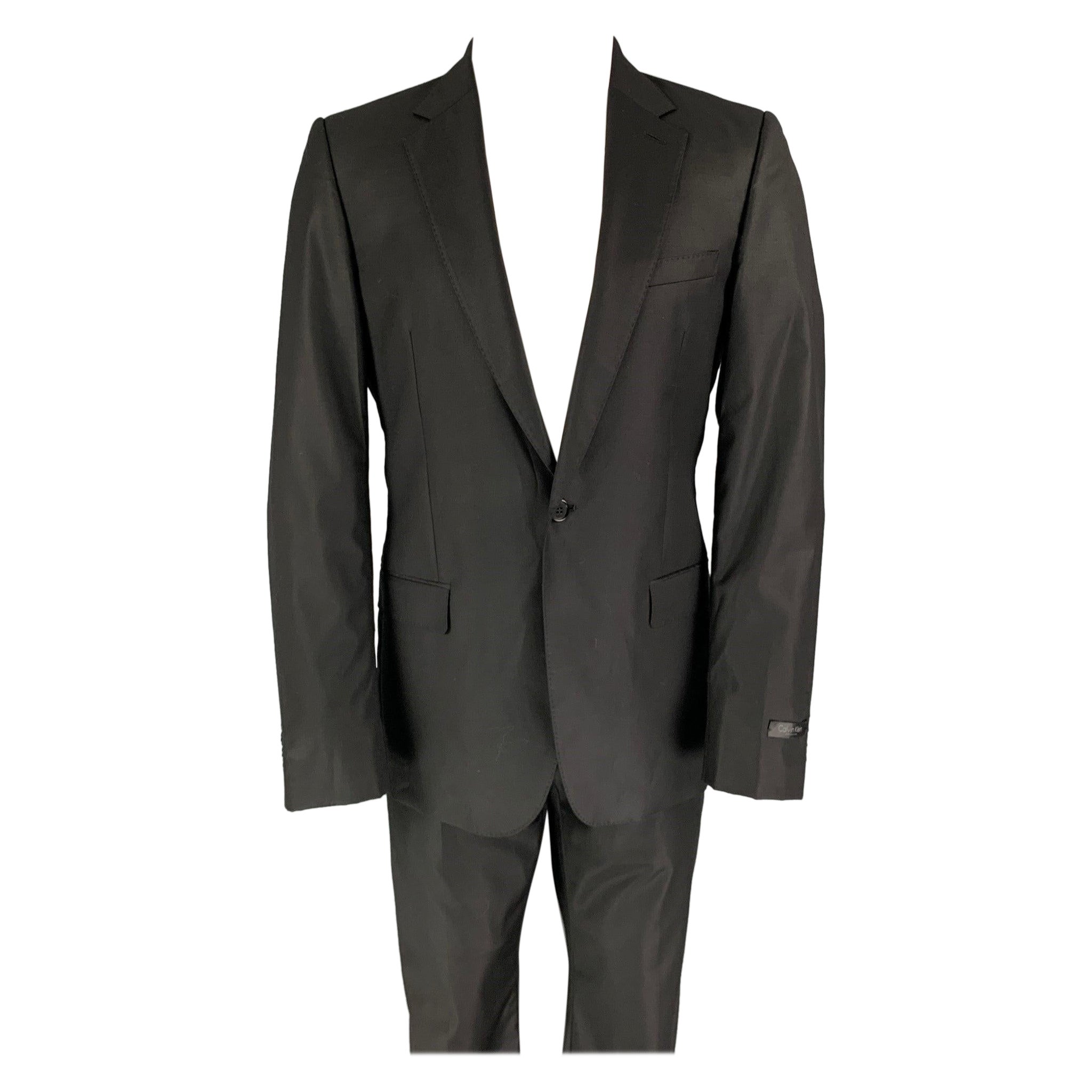 CALVIN KLEIN COLLECTION - Costume en laine noire à revers clouté, taille 38 en vente