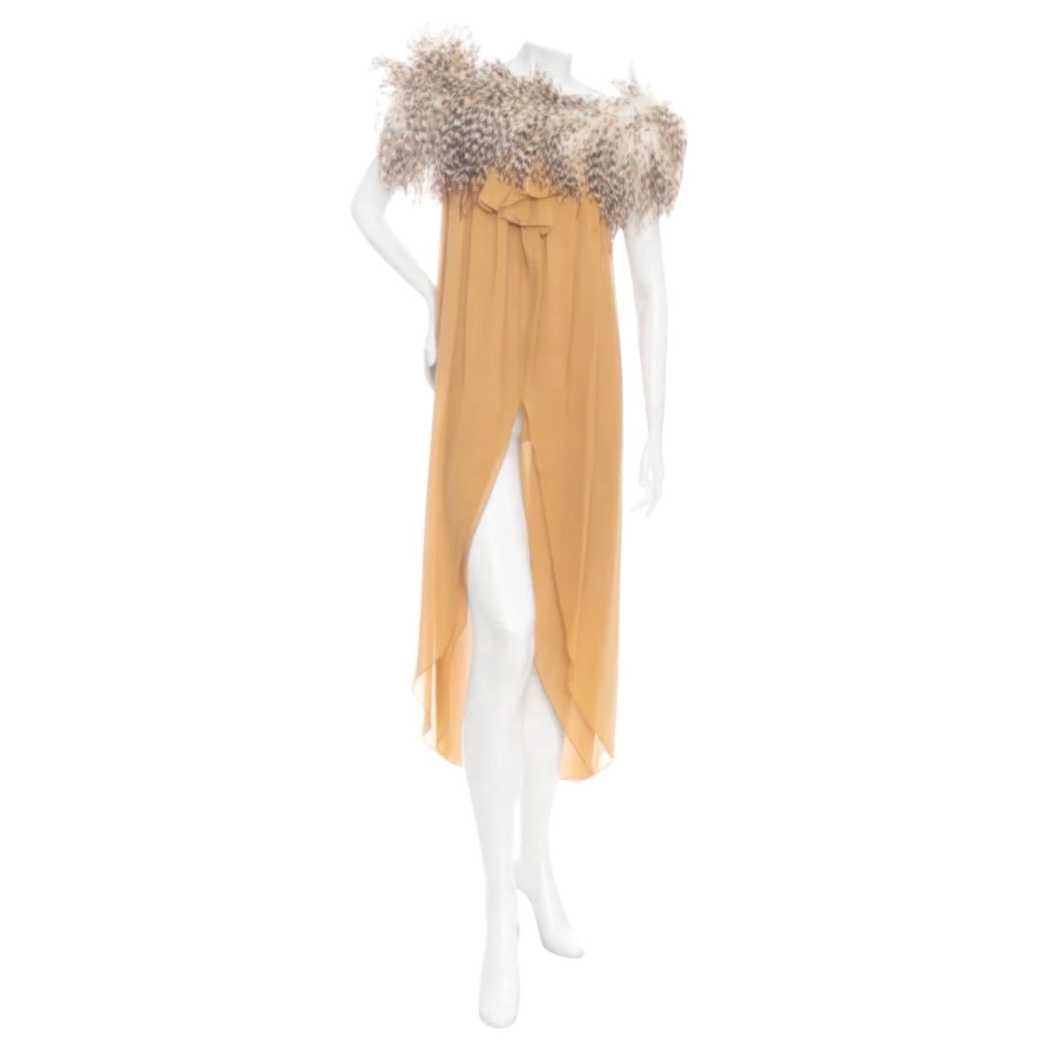 Bill Blass, robe de soirée fendue en soie beige et plumes d'autruche, 1979 en vente