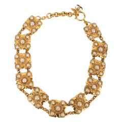 Kurze Chanel-Halskette mit Perlen-Cabochons verziert, 1980er Jahre