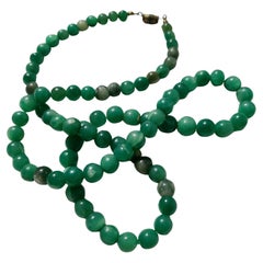 Collier de perles graduées en jade marbré naturel des années 1950
