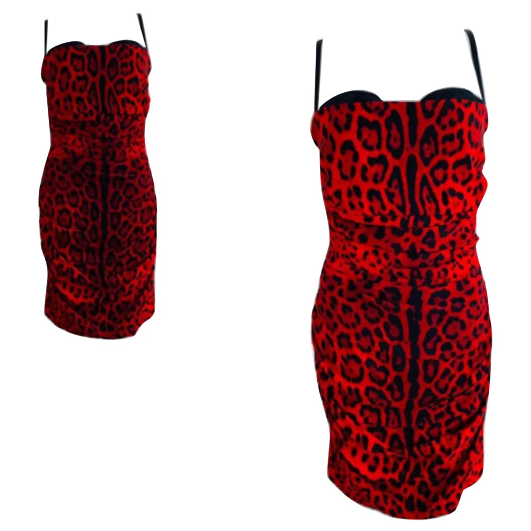 Vintage 2000s Y2K Dolce + Gabbana Dress
Red + black leopard print silk + elastane fabric
Sleeveless style
Neckline cuts straight across
Built in black bra with adjustable straps
Ruched gathered fabric details along side seams
Mini/Knee length
