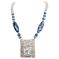 LB propose un collier déco vintage en argent sterling avec perles vénitiennes et cristal de lapis