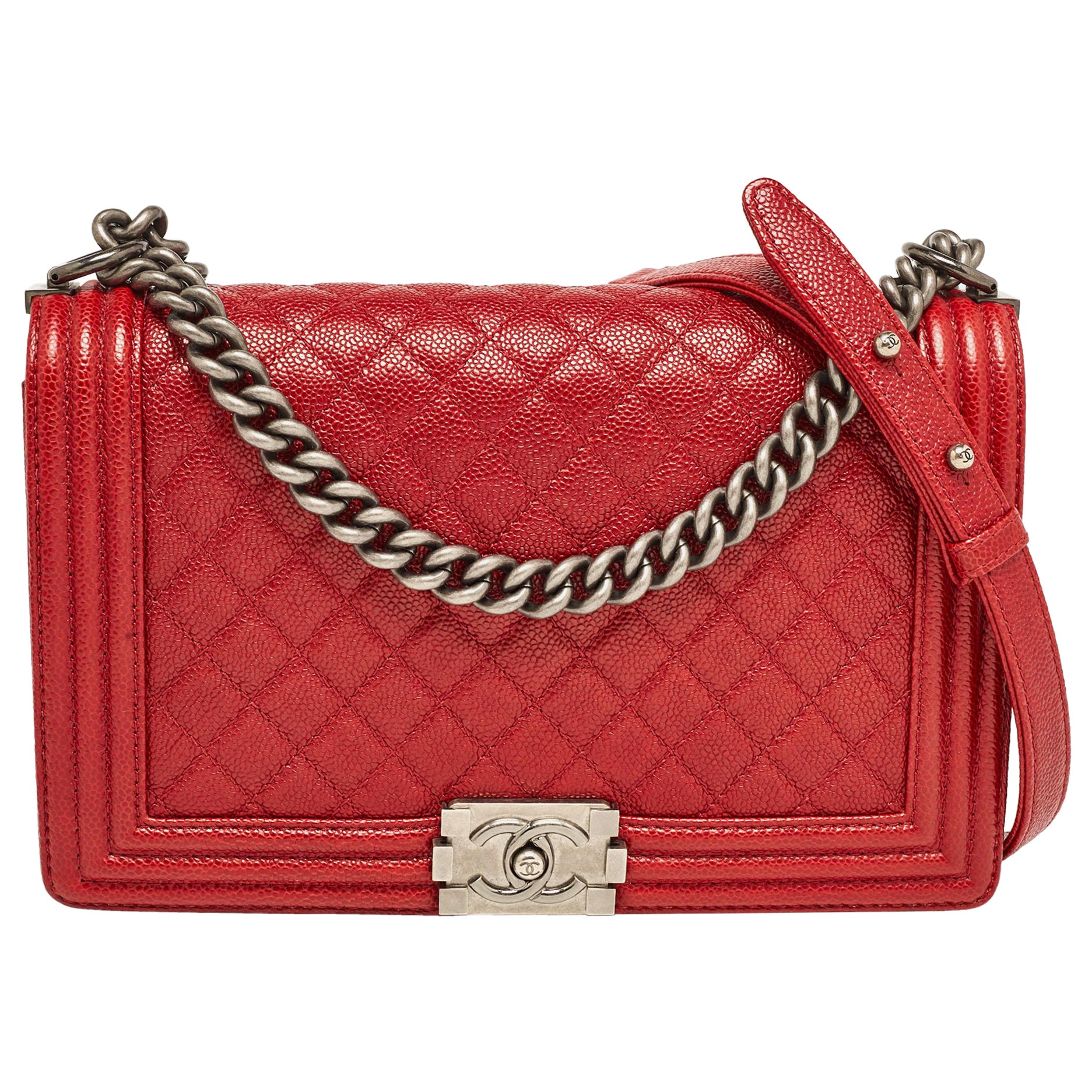 Chanel Rote gesteppte Kaviarleder- Boy Bag aus Leder, neu Medium im Angebot
