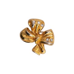 Lanvin Broche en métal doré en forme de nœud