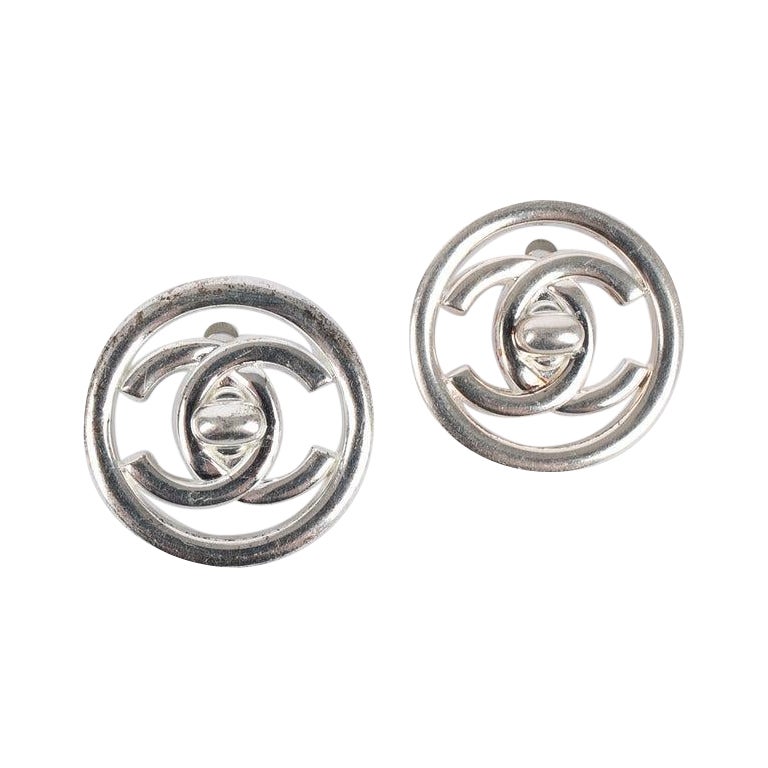 Chanel Silberne kreisförmige Turnlock-Ohrringe aus Metall, Silber, 1997 im Angebot