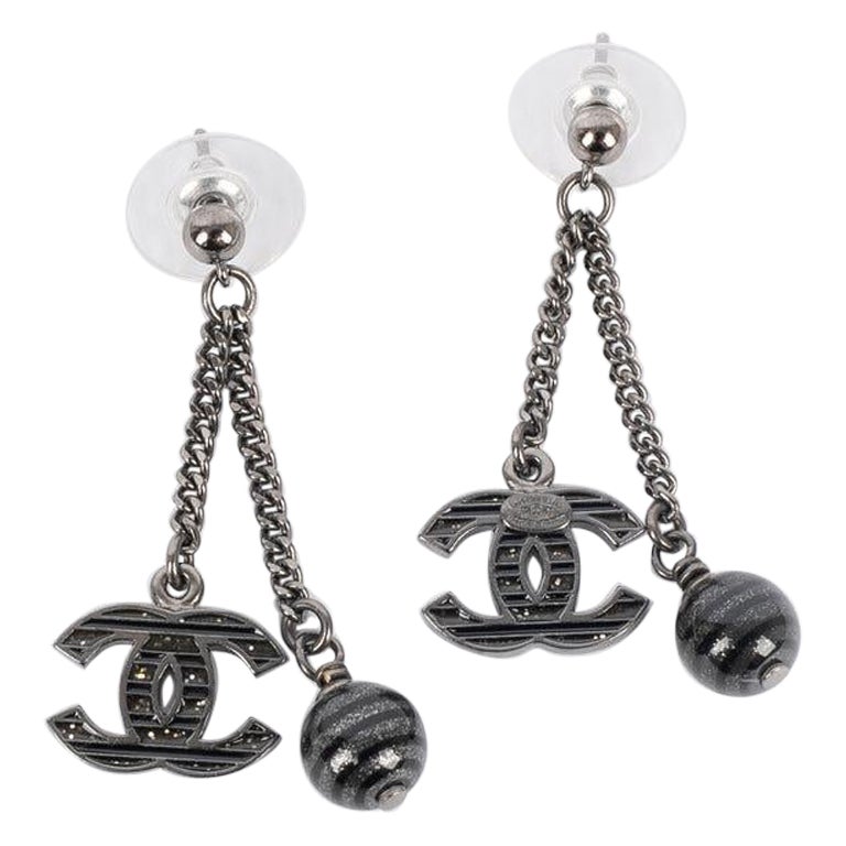 Chanel CC-Ohrringe aus dunklem Silber und Metall, 2010 im Angebot