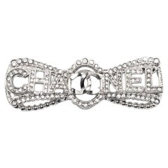 Chanel CC Broche con lazo adornado con brillantes