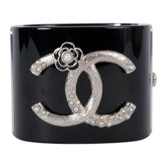 CHANEL Schwarzes Harz 2014 CAMELLIA CC Manschettenarmband