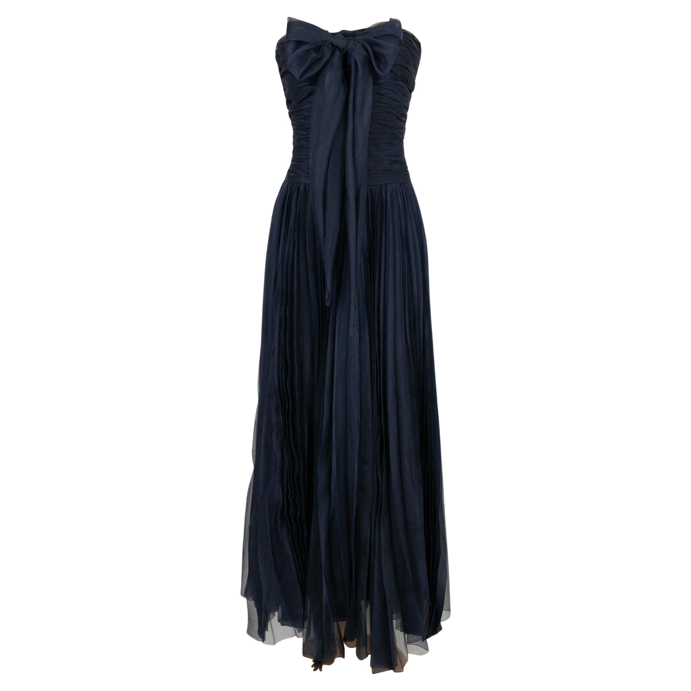 Robe bustier longue en taffetas de soie plissé bleu marine Chanel en vente