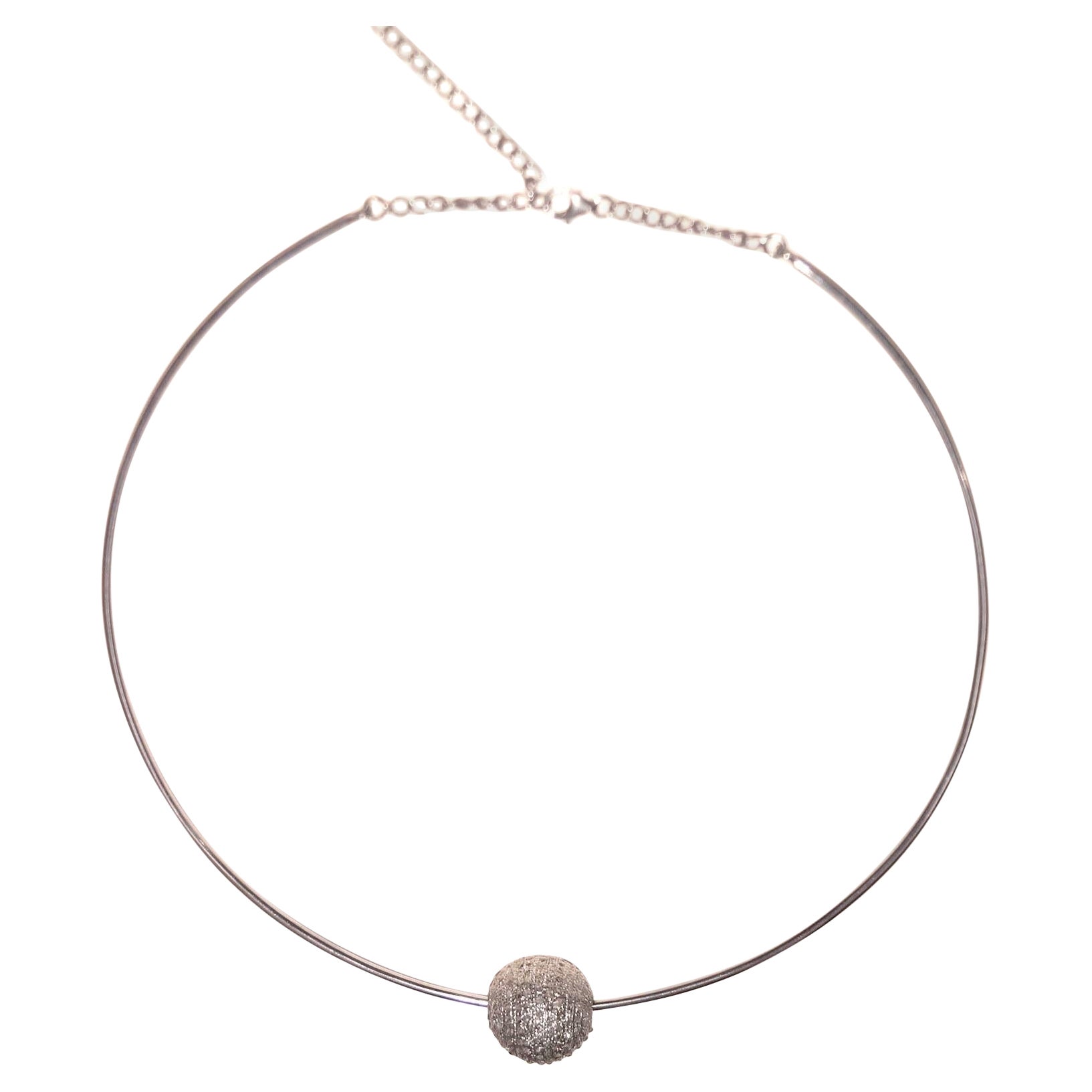Collier en argent sterling oxydé avec des perles en forme de boules et des diamants bruns naturels taillés en rose. 