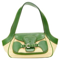 Seltene kleine Schultertasche aus grünem Kalbsleder mit Logo aus beigem Segeltuch von PRADA Vintage