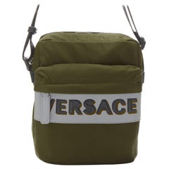 Versace, borsa messenger con logo riflettente in nylon verde con tracolla Greene & Greene
