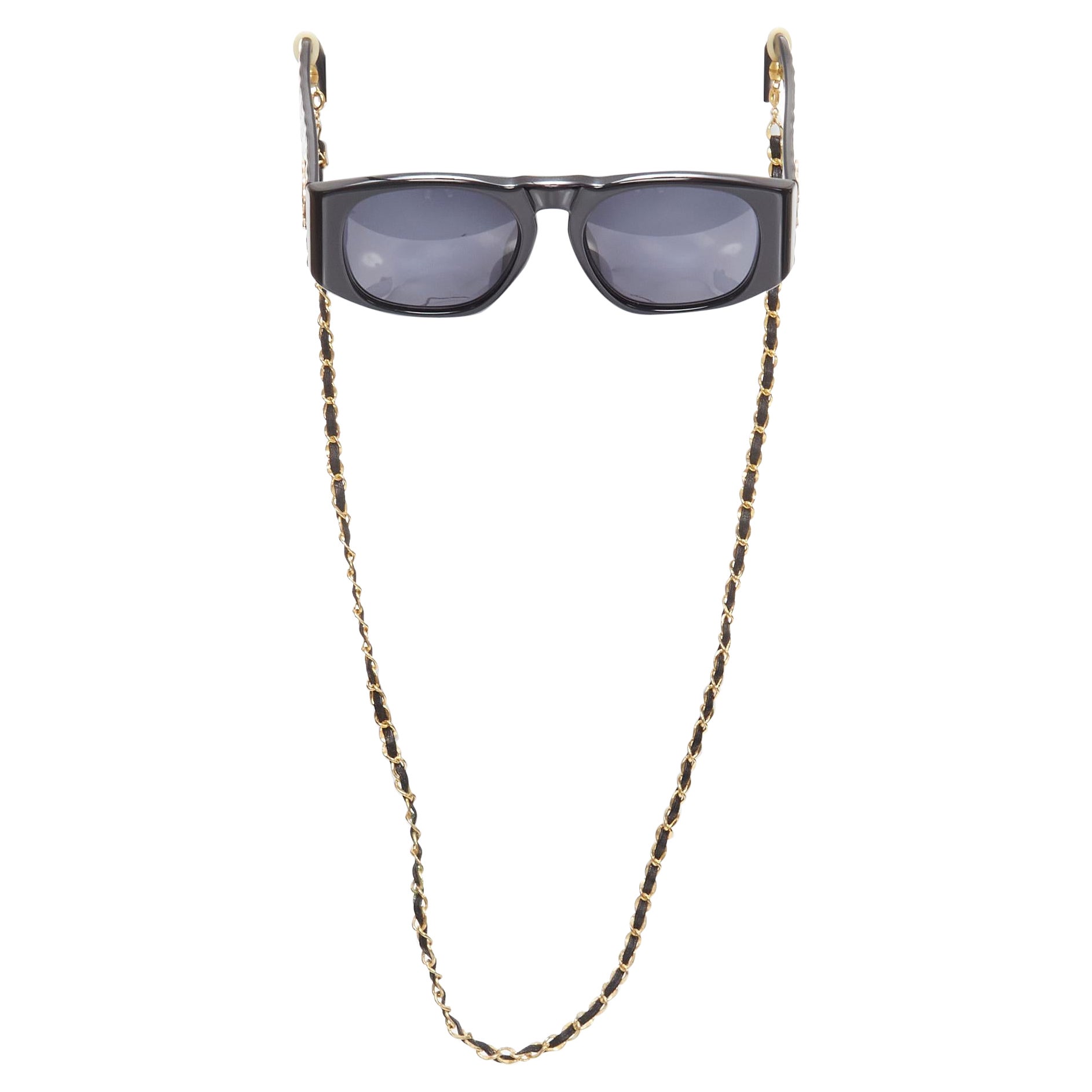 CHANEL 01450 CC schwarze, glänzende Sonnenbrille mit goldenem Logo und gestepptem Rahmen im Angebot
