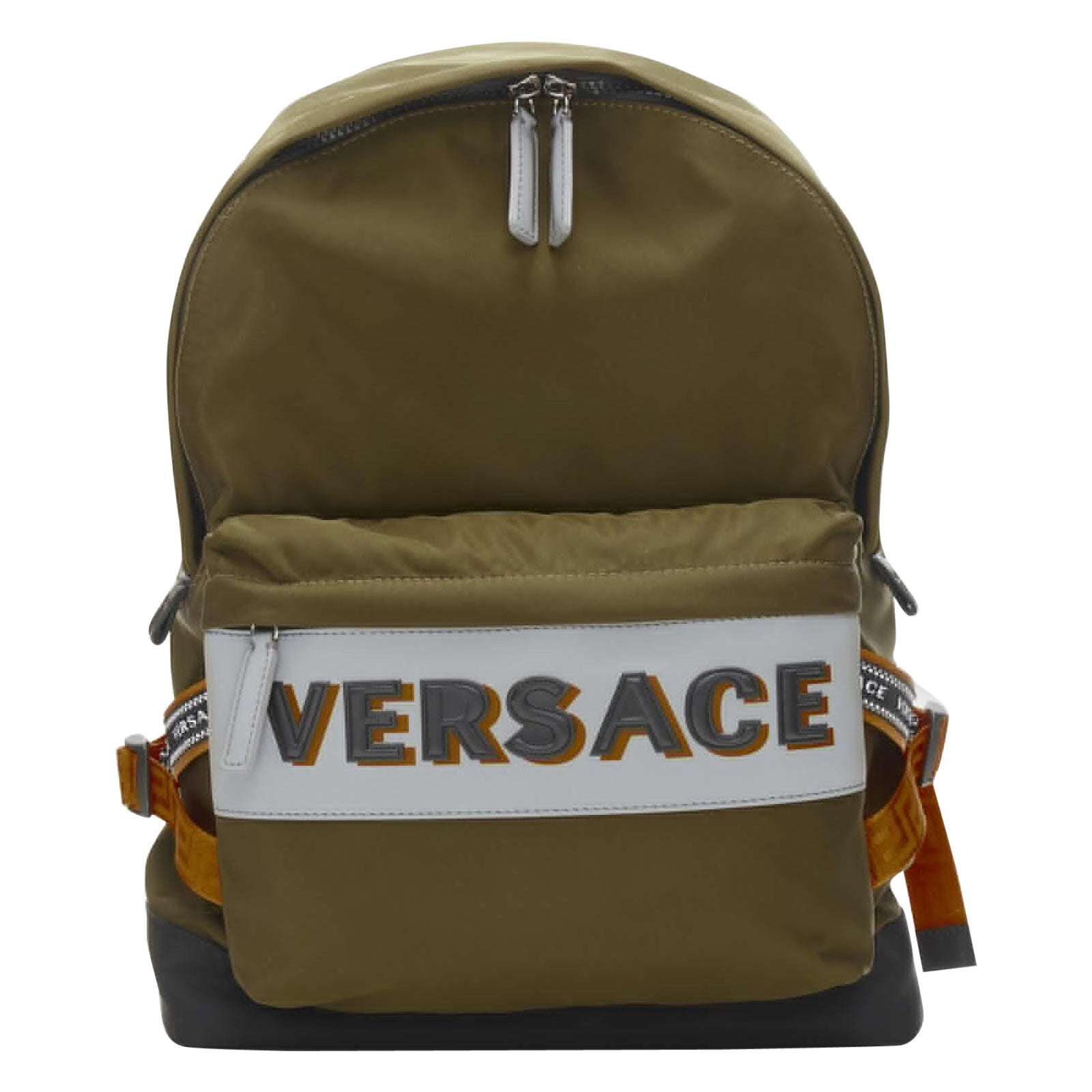 VERSACE Rucksack mit Reflective Logo aus grünem Nylon und orangefarbenem Greca-Armband im Angebot