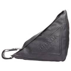 PRADA Dreieckige schwarze strukturierte Leder-Schultertasche mit großem Logo und großem Logo