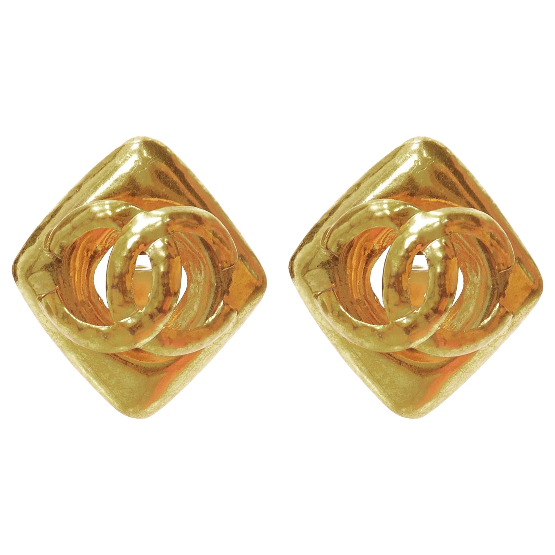 CHANEL Collection 29 Vintage gold tone oversized CC trapezium clip on earrings For Sale