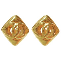 CHANEL Kollektion 29 Vintage Goldfarbene übergroße CC Trapezium-Ohrringe mit Clip in Übergröße