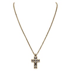 GUCCI Michele, collier à breloques avec croix byzantine et logo GG en résine noire