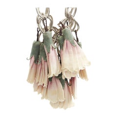 MARNI - Collier en toile verte et rose avec houppe en forme de fleur, chaîne à anneaux en argent et garniture en cuir