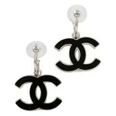Boucles d'oreilles CC en métal argenté de Chanel, 2004
