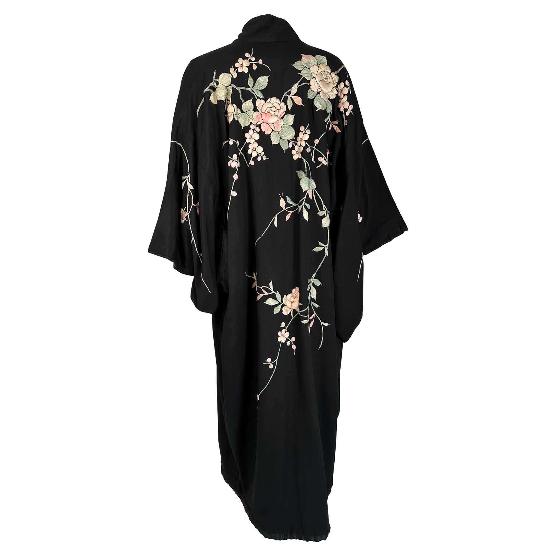 Robe kimono vintage brodée de fleurs pastel en rayonne et soie noire  en vente