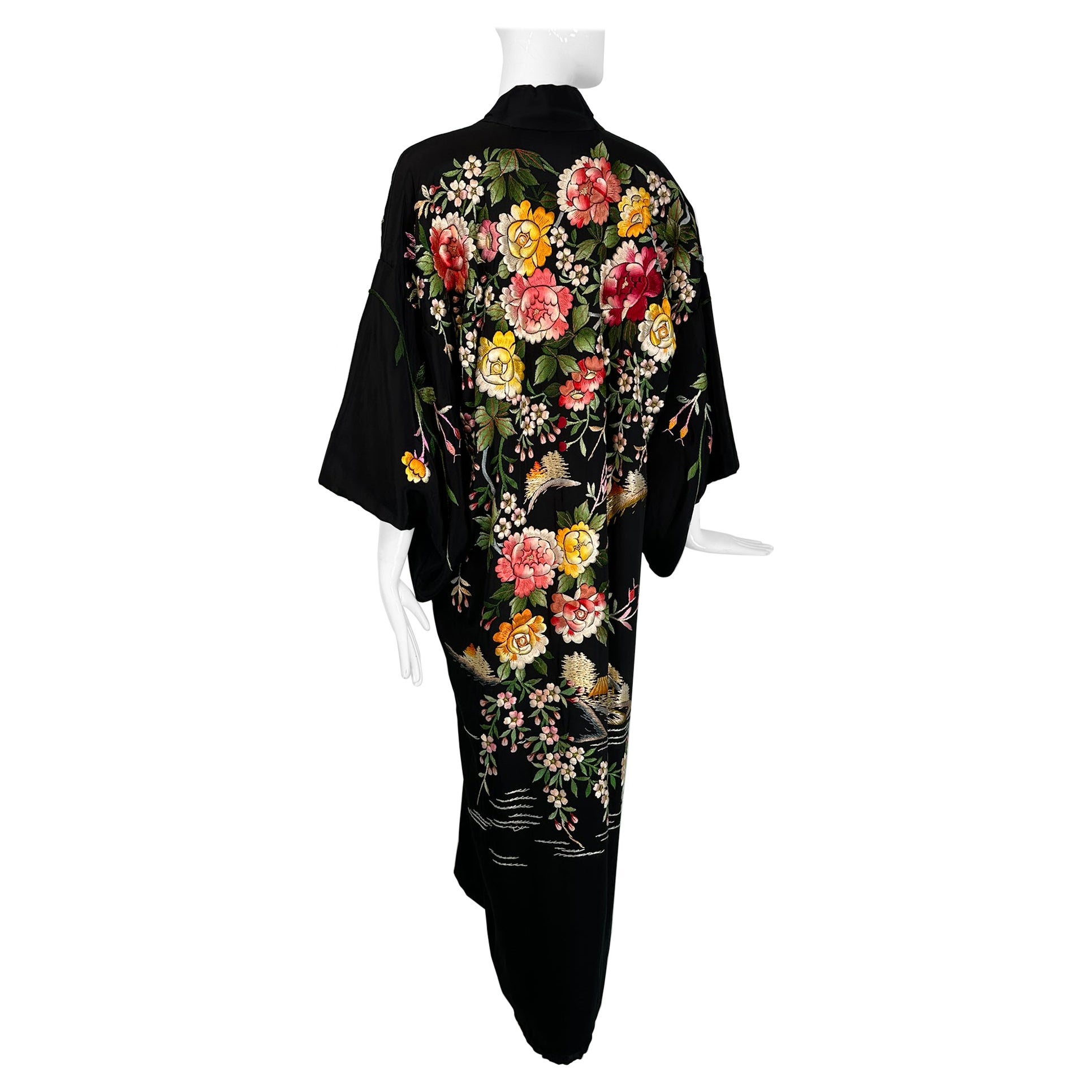 Robe Kimono Vintage en Rayon Noir Fortement Brodé de Fleurs 1930s-40s en vente