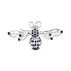 Broche artesanal de abeja con zafiro azul y diamantes en plata de ley