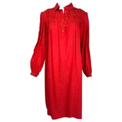 Robe à smocks Geoffrey Beene rouge corail en jacquard de soie des années 1970