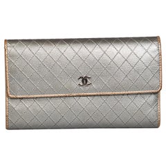 Chanel 2006-08 Portemonnaie aus silbernem Kalbsleder CC mit Diamantstickerei und Klappe