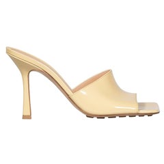 Bottega Veneta Mules de charol beige elástico Talla IT 38