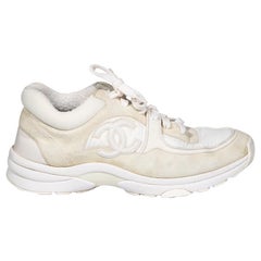 Chanel Zweifarbige CC Low Top-Turnschuhe aus Wildleder Größe IT 38