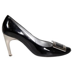 Roger Vivier Schwarze Lackleder-Pumps mit Schnalle Detail Größe IT 37