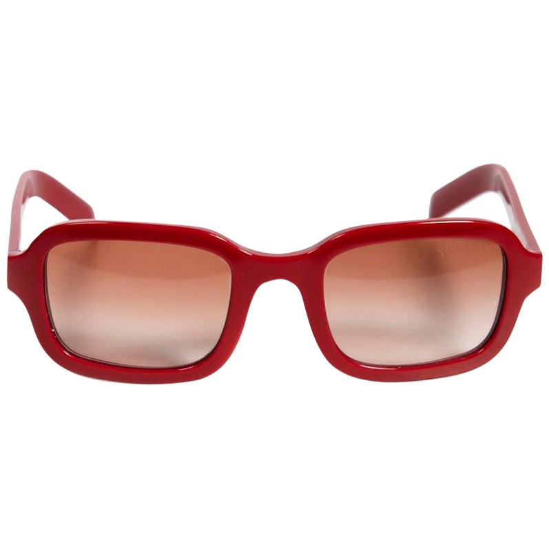 Lunettes de soleil teintées à monture carrée rouge de Prada en vente