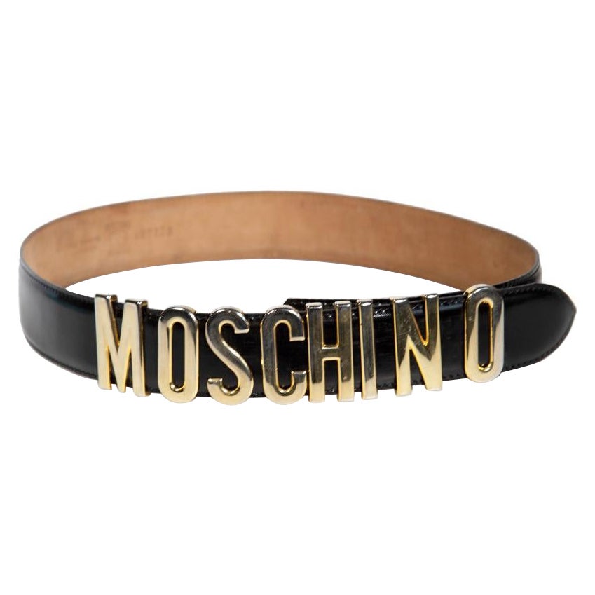 Moschino Schwarzer Leder-Logo-Charm-Gürtel mit Logo im Angebot