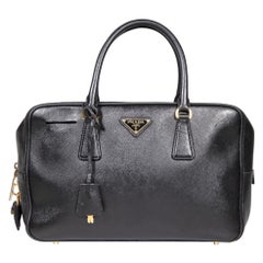 Prada Schwarze Bauletto-Tasche aus Saffiano-Leder