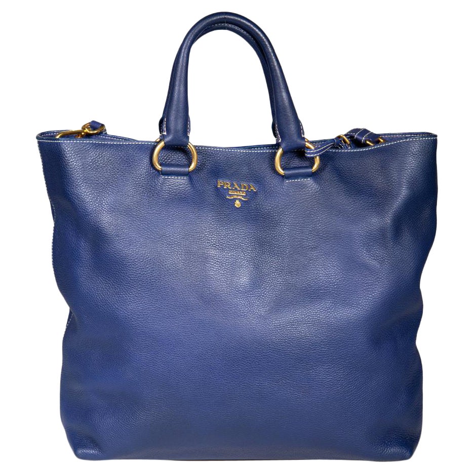 Prada - Fourre-tout moyen Vitello Daino en cuir bleu en vente