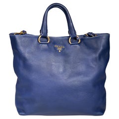 Prada - Fourre-tout moyen Vitello Daino en cuir bleu