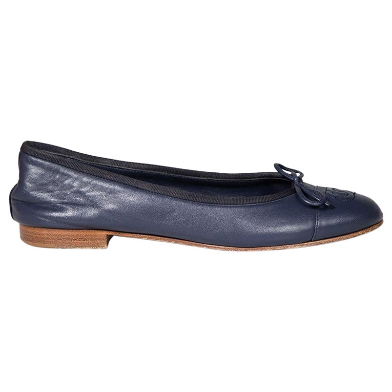 Chanel Navy Leather Interlocking CC Logo Ballet Flats Size IT 38.5 For Sale