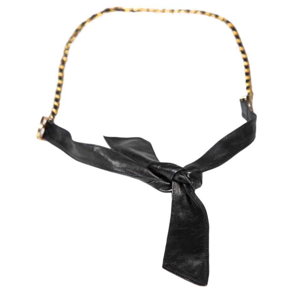Chanel Schwarzer 24k vergoldeter Medaillon-Gürtel aus Leder mit Kette im Angebot