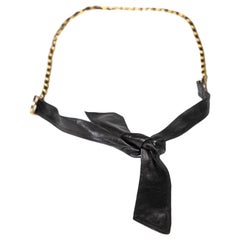 Chanel - Ceinture en cuir noir et chaîne à médaillon plaquée or 24k