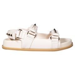 Valentino Garavani - Sandales plates Rockstud en cuir crème, taille IT 37