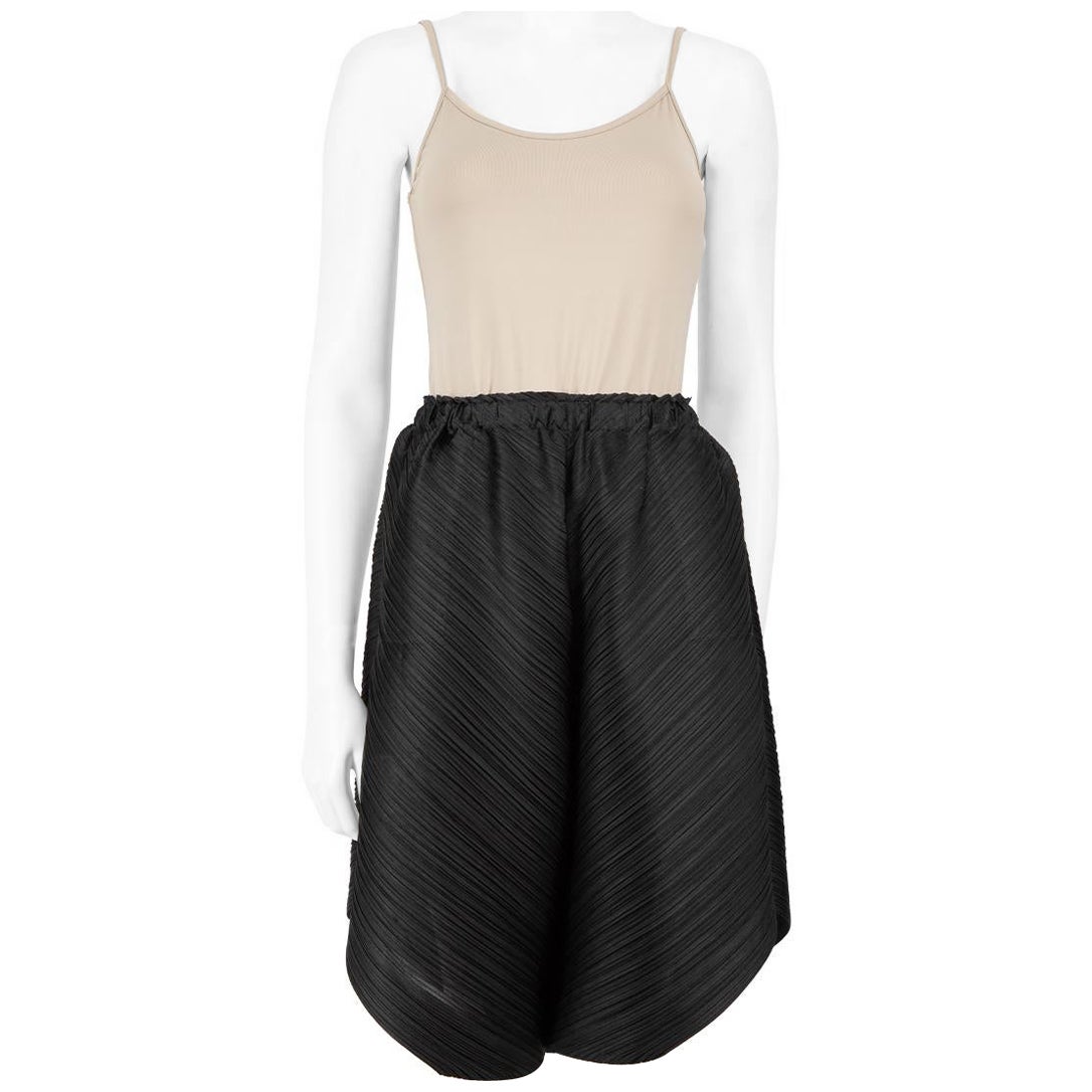 Issey Miyake Black Pleated Knee Length Shorts Size XL For Sale