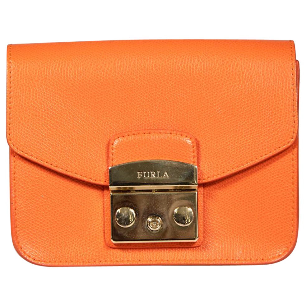 Furla Metropolis Kleine Umhängetasche aus orangefarbenem Leder im Angebot