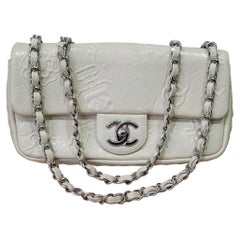 Chanel - Petit sac à rabat en cuir embossé blanc - Symboles précieux