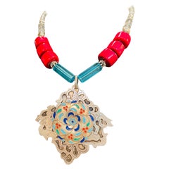 LB propose un superbe collier pendentif mexicain vintage en argent sterling et émail