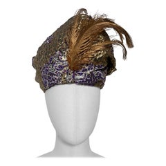 CUSTOM MADE Turban matelassé violet et or avec plumes peintes en or