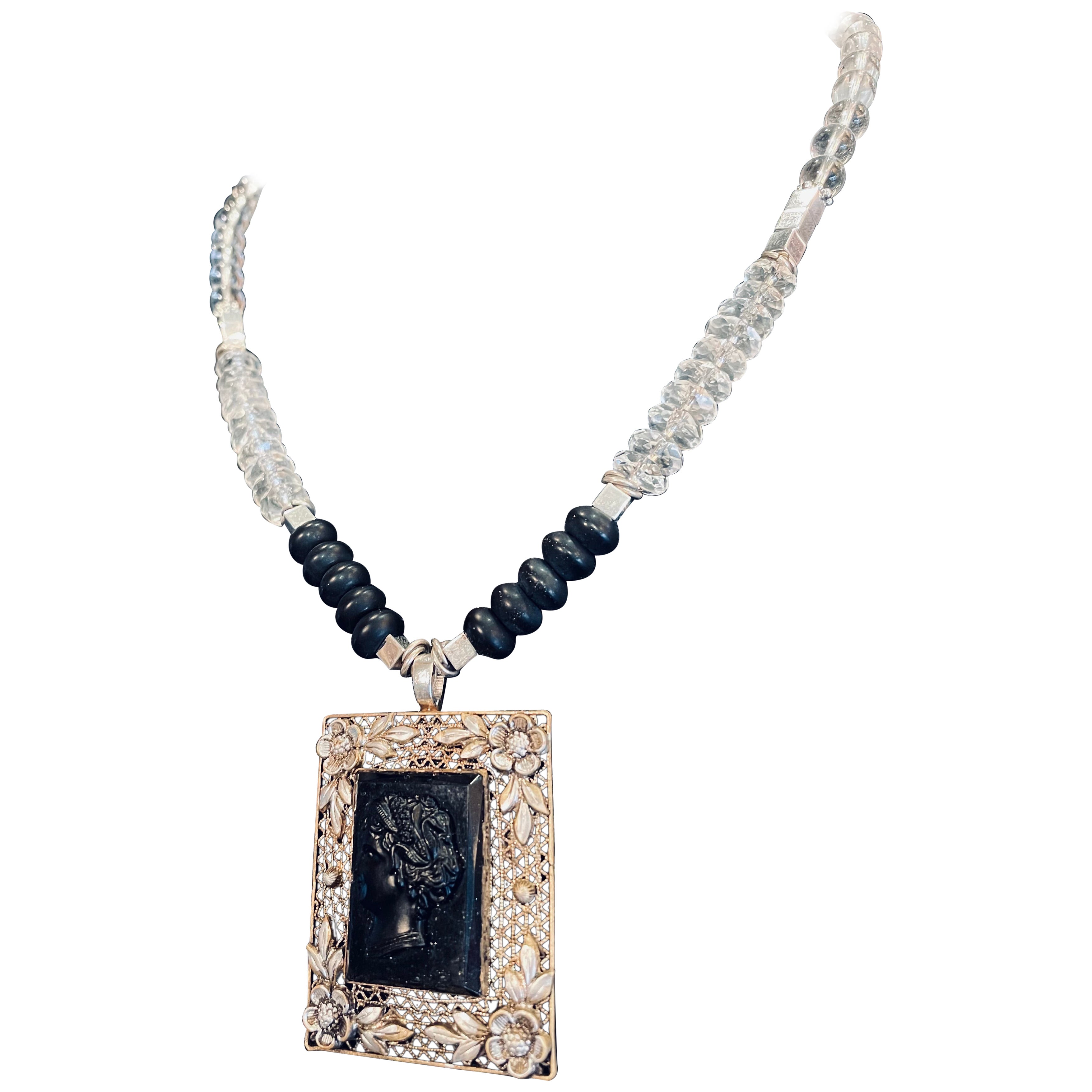 LB propose un collier pendentif camée en verre tchèque et onyx sterling de style victorien en vente