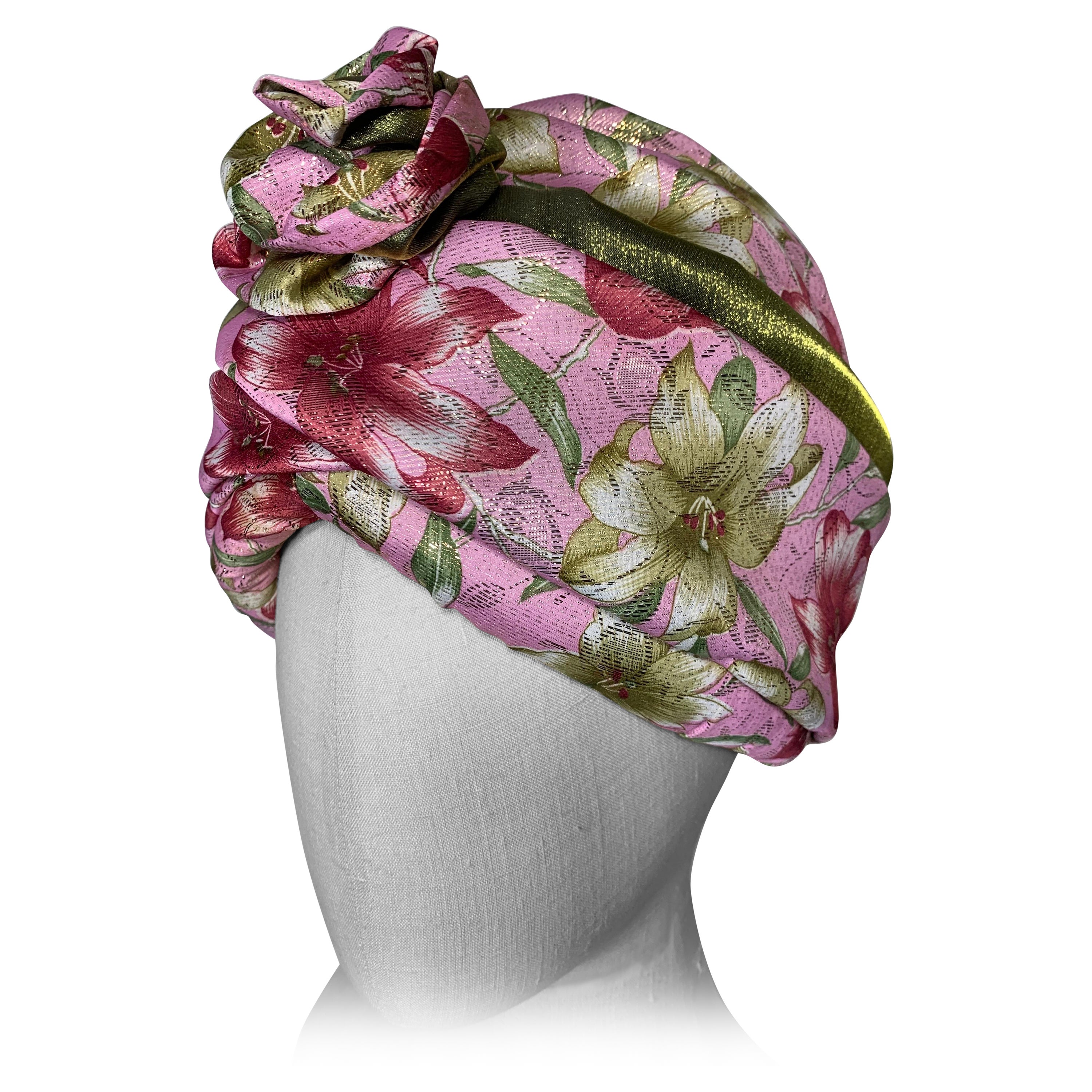 Maßgefertigter Turban mit Blumendruck aus rosa Satin und goldenem Lamé-Lilie-Druck in Frühjahr/Sommer im Angebot