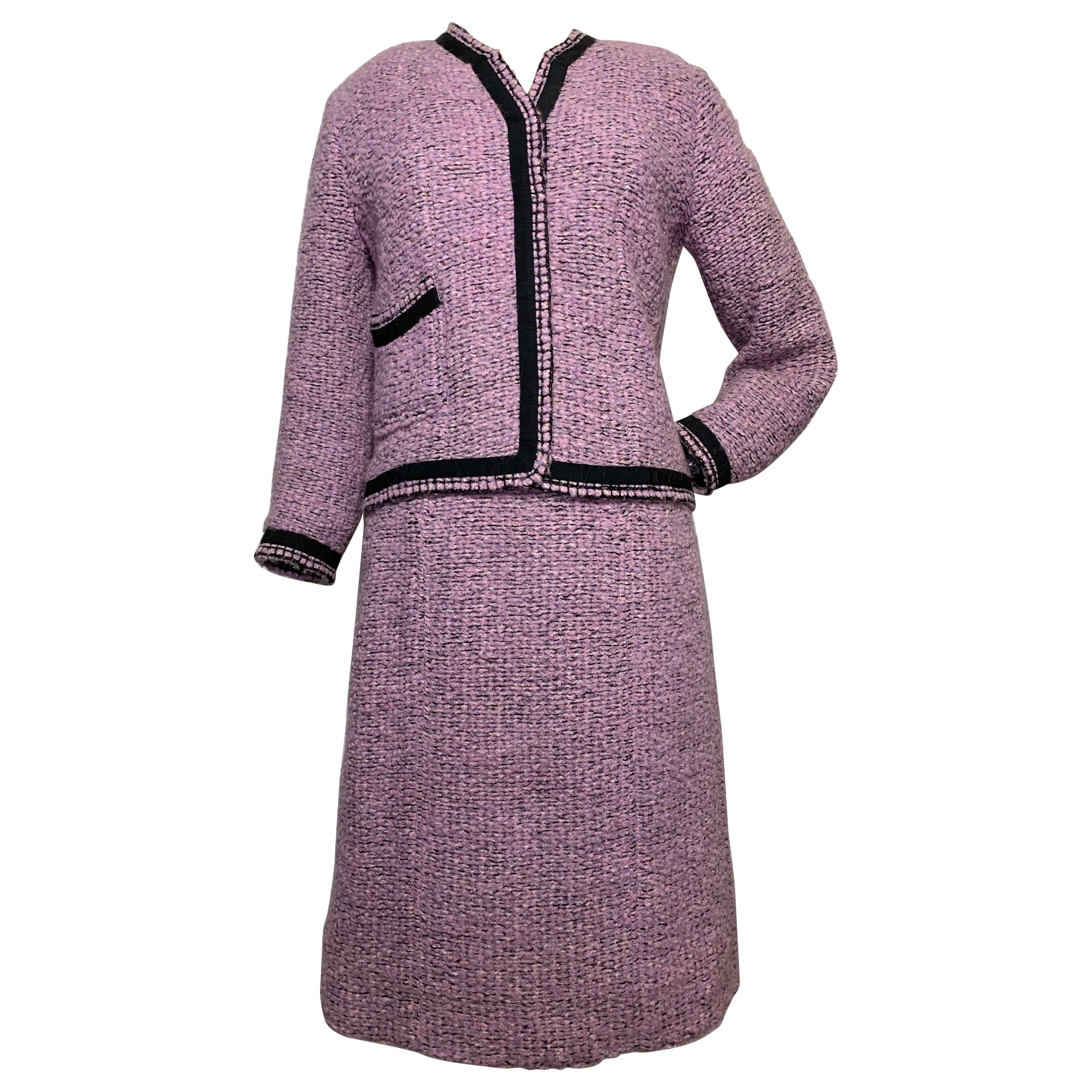 Tailleur jupe en tweed lavande documenté Chanel Haute Couture automne/hiver 1960  en vente