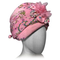 Maßgefertigte rosa geblümte Chiffon-Turban-Anstecknadel mit passender Blume an der Vorderseite und Hutnadel